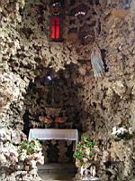 La Motte-Saint-Jean - Eglise romane - Fausse grotte (3)